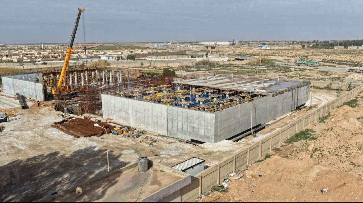 Cast-in-place reservoir and crane operations