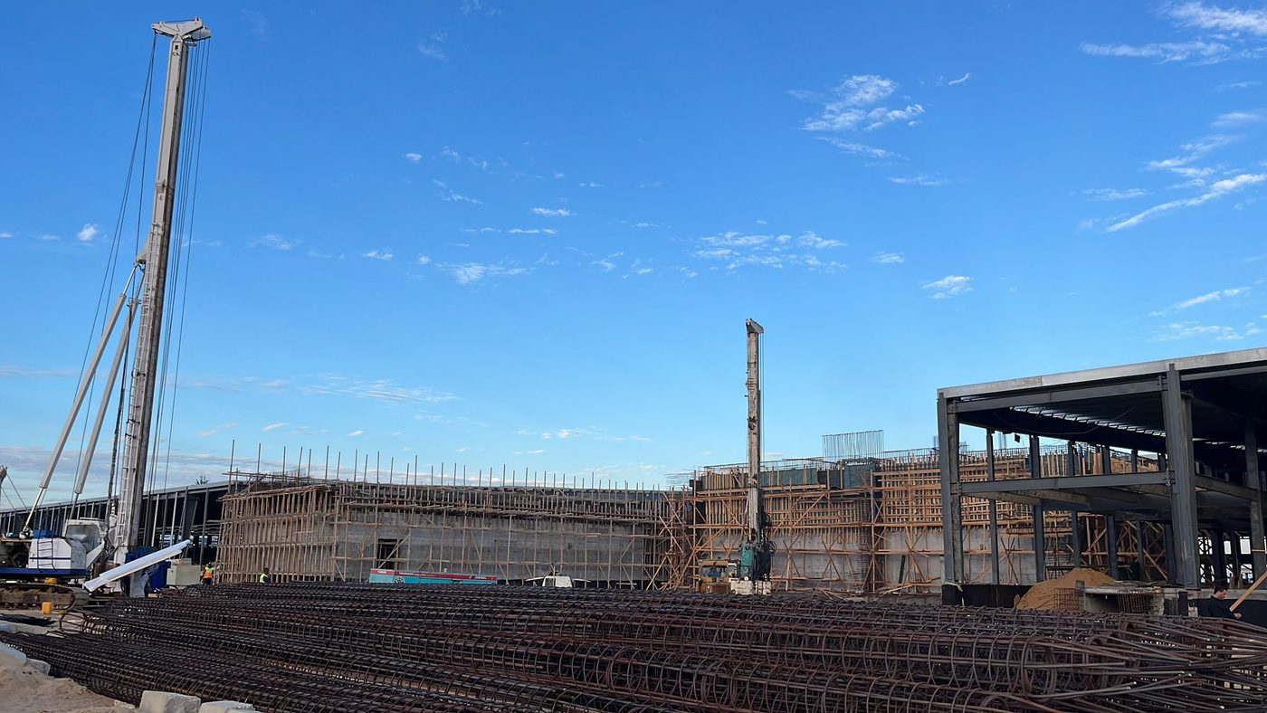 Site panorama — piling, formwork and steel skeleton