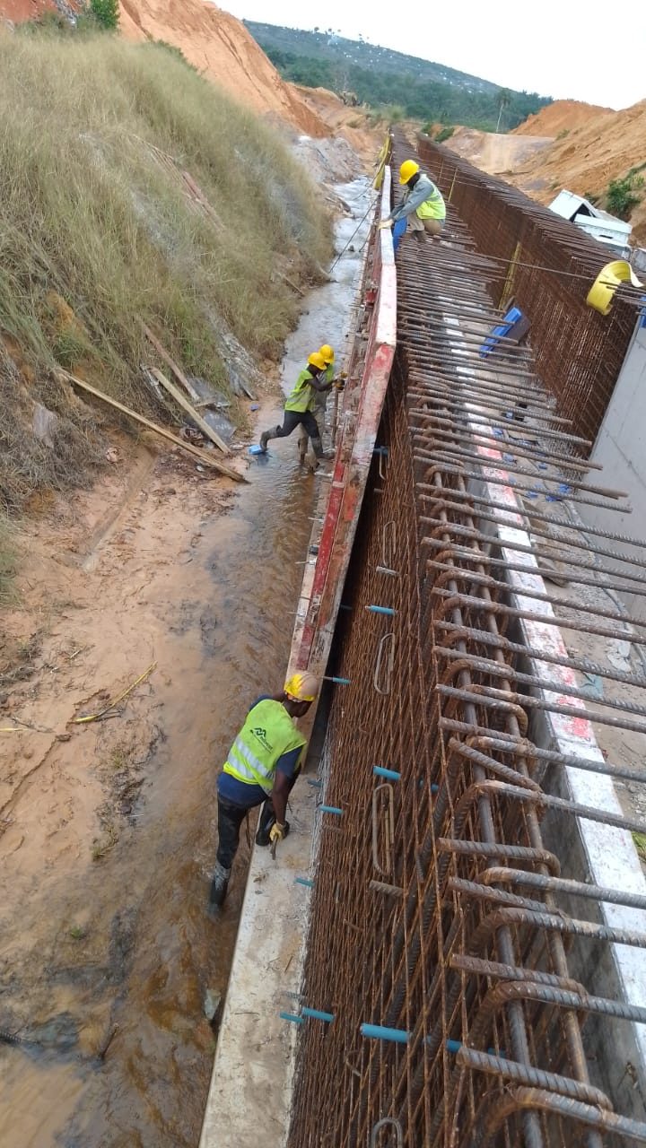 Formwork crew on the retaining-wall cage