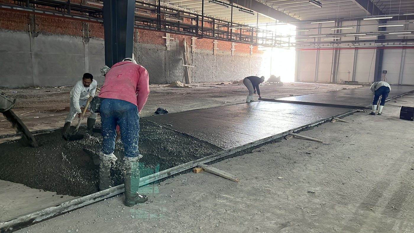 Concrete slab pour in an industrial hall