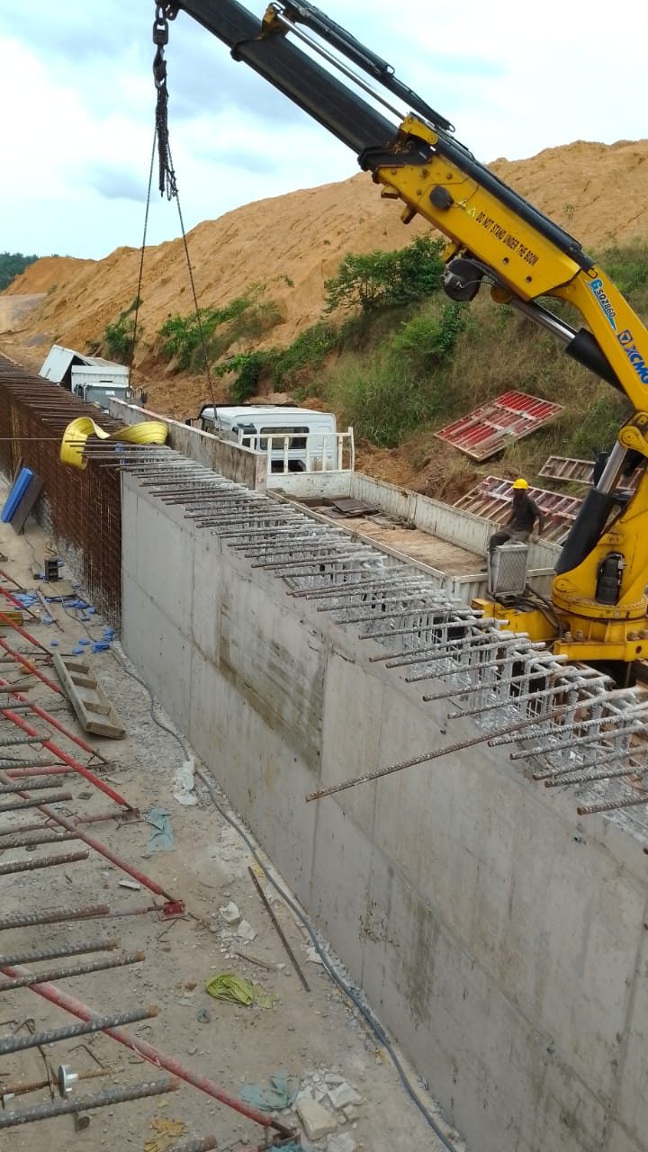 Truck crane serving the retaining-wall works